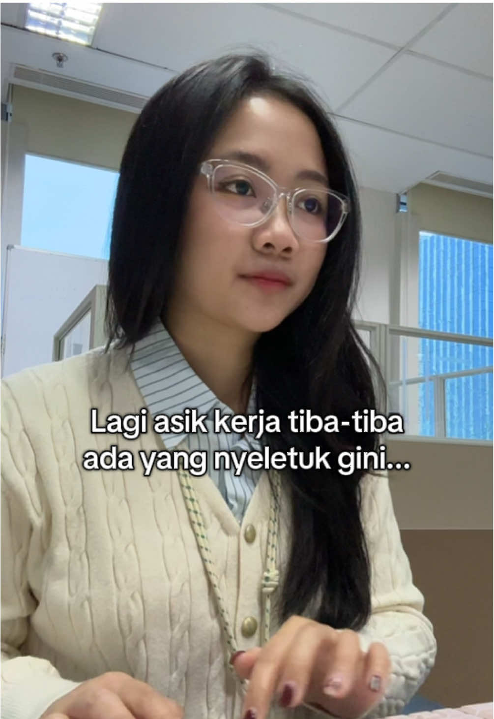 Lagi asik kerja tiba-tiba..... Pada notice wangi parfum Edith baruku dari @Bodibreze.Indonesia 🫶🏻 #kerja #kantor #tipskerja #faktakerja #dramakantor 