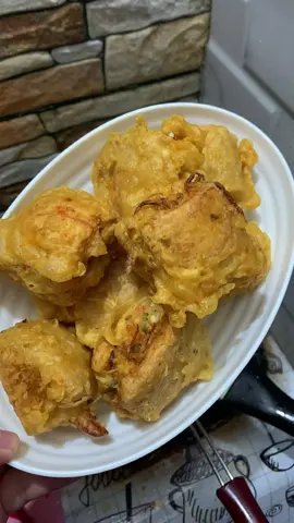 TAHU ISI JELETOT 🌶️  BAHAN ISIAN; 1. Tahu kopong 2. ⁠Kol iris tipis 3. ⁠toge 4. ⁠wortel 5. ⁠ayam suwir BUMBU HALUS BLENDER; 1. Cabe keriting 2. ⁠cabe rawit (sesuaikan level pedes) bisa skip kalo mau yg gak pedes 3. ⁠tomat 1 butir 4. ⁠bawang putih 5. ⁠bawang merah BAHAN TAMBAHAN + CARA MEMASAK; 1. (Tumis sampai matang bahan halus diatas) 2. ⁠masukan daun jeruk 3. ⁠MASUKAN SEDIKIT AIR 4. ⁠tambahkan kaldu bubuk secukupnya 5. ⁠garam secukupnya 6. ⁠gula putih secukupnya  7. ⁠lada bubuk secukupnya 8. ⁠koreksi rasa 9. ⁠masukan BAHAN ISIAN yg sudah di iris diatas 10. ⁠masukan bawang daun iris semaunya  11. ⁠kalau sudah rasa yg diinginkan matikan kompor 12. ⁠masukan isiannya ke tahu kopong BAHAN BALURAN TEPUNG; 1. Tepung terigu secukupnya  2. ⁠tepung maizena secukupnya  3. ⁠tepung beras secukupnya  4. ⁠baking powder 1 sdt 5. ⁠kaldu bubuk 6. ⁠lada bubuk secukupnya 7. ⁠masukan air sedikit demi sedikit sampai konsistensi yg diinginkan 8. ⁠baluri tahu isian tadi hingga merata 9. ⁠goreng di api besar cenderung kecil 10. ⁠bolak balik hingga matang #tahuisijeletot #tahuisi #tahuisiayam 