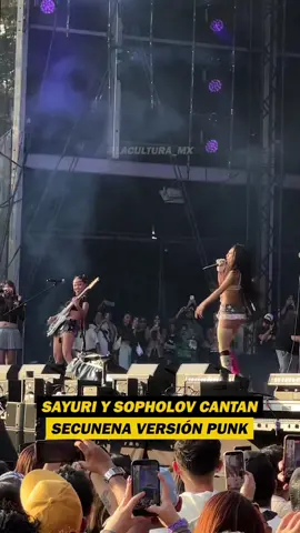 Sayuri y Sopholov sorprenden a los asistentes a su presentación en el Coca-Cola Flow Fest e interpretan una versión punk de su éxito “SECUNENA” 📹 @RayoV / Roy  #secunena #cocacolaflowfest #flowfest #4upage #parati  @sayuri_irxx / @sopholov 