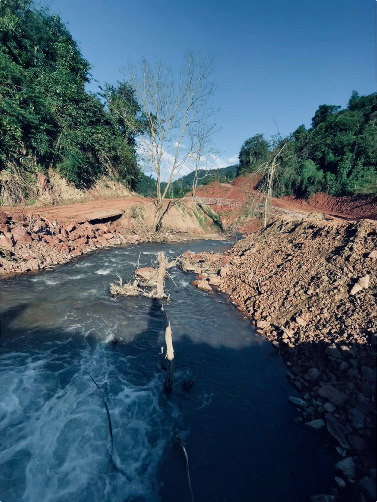 世界再大，也不及家人的温暖。 Thế giới có rộng lớn đến đâu cũng không bằng hơi ấm gia đình. #nguyenkhang🖤📎 #tamtrang #cap #viral #xuhuong #giadinh #bome 