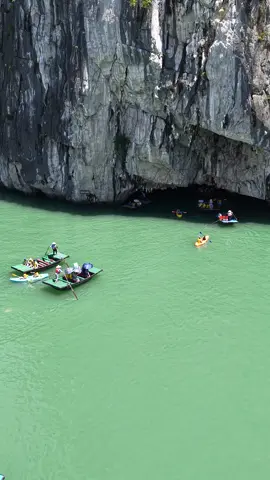 Trải nghiệm chèo thuyền trên Vịnh Hạ Long là một trong những hoạt động được du khách yêu thích nhất khi khám phá Di sản Thiên nhiên Thế giới này. Khi tự tay chèo thuyền, du khách sẽ được đến gần hơn với những ngọn núi đá vôi hùng vĩ, luồn qua các hang động nhỏ, và cảm nhận sự bình yên tuyệt đối giữa bốn bề non nước. Điểm đặc biệt của hoạt động: 	•	🚣 Tự tay chèo kayak hoặc ngồi thuyền nan cùng người dân bản địa – phù hợp cho cả gia đình, người lớn tuổi hoặc khách không biết bơi. 	•	🌿 Tiếp cận các khu vực yên tĩnh, nơi tàu lớn không vào được. 	•	🏞️ Ngắm cảnh sát nút: núi đá dựng đứng, làn nước xanh ngọc, chim biển, thậm chí đôi khi gặp cả khỉ hoang. 	•	📸 Check-in sống ảo cực đỉnh với background thiên nhiên kỳ quan thế giới. 	•	💦 Cảm giác thư giãn khi thả mình theo nhịp chèo, nghe tiếng nước vỗ nhẹ vào mạn thuyền. Thời gian trải nghiệm: ⏱ Khoảng 45–60 phút tùy theo lịch trình từng tour.#halongbay #duthuyenhalong #dulichhalong #duthuyenhalong5sao 