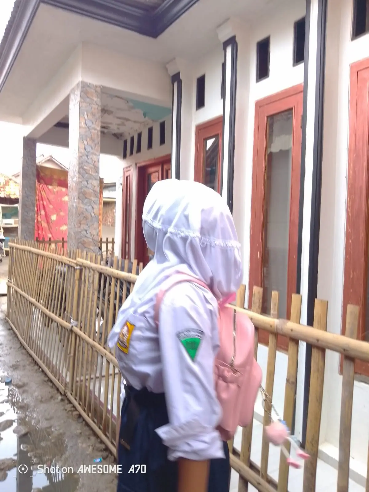 @laa:lucu rasanya saat membaca ulang chat kita dulu. betapa mudahnya aku tersenyum dengan beberapa kata yang kamu ketik. dan betapa mudahnya aku tertawa dengan candaanmu yang aneh, setelah mengenalmu, baru aku sadari kalau bahagia merupakan perkara yang mudah. karena bahagia ada di-tangan dan kuasa kita sebagai seorang manusia. saat aku mengenang kisah kita dahulu, rasanya ada hal yang kurang sebab hadirmu samar-samar terasa. singkatnya, bila dengan memikirkannya membuatmu menitikkan air mata, maka kamu masih mencintainya dan dia masih segalanya. sayangnya semesta meminta kita untuk berpisah. dimana buku kita harus berhenti untuk di-tulis lalu di-simpan untuk selama-lamanya. kepergianmu benar-benar menyisakan lubang yang begitu dalam, yang tak akan pernah penuh walau di-isi hal sebanyak apapun. karena seribu orang datang tidak akan semeriah kehadiranmu. karena seribu orang pergi tidak akan semenyakitkan kerpergianmu. hidupku masih berputar dengan dirimu sebagai pusatnya. karena dirimu bagaikan kepingan terakhir dalam hidupku yang hilang. dan kenyataan bahwa dirimu itu tidak tergantikan dan hidup ini bukan tentang siapa yang paling cepat mencapai garis akhir, tapi tentang siapa yang paling mampu memahami arti dari setiap langkah, setiap jatuh, dan setiap luka yang tak terlihat. kita hidup dalam dunia yang sering kali terlalu ramai untuk mendengar, terlalu cepat untuk peduli, dan terlalu keras untuk memberi ruang bagi kelembutan. tapidi balik semua itu, kita tetap berialan, membawa luka yang kita bungkus dengan senyum, menahan tangis yang kita tutupi dengan tawa, dan memeluk harapan yang kadang hampir tak tersisa. kita belajar bahwa orang yang paling sering tertawa, bisa jadi menyimpan kesedihan paling dalam. kita belajar bahwa tidak semua perpisahan harus dimaknai sebagai akhir- karena bisa jadi itu adalah awal dari kedewasaan, dari kebangkitan, dari mengenal diri sendiri lebih dalam. dan seiring waktu berjalan, kita mulai memahami bahwa menerima kenyataan jauh lebih penting daripada terus menggenggam hal-hal yang tak ingin bertahan. kita mulai mengerti bahwa menjadi kuat bukan berarti tidak pernah menangis, tapi justru berani menangis tanpa kehilangan.