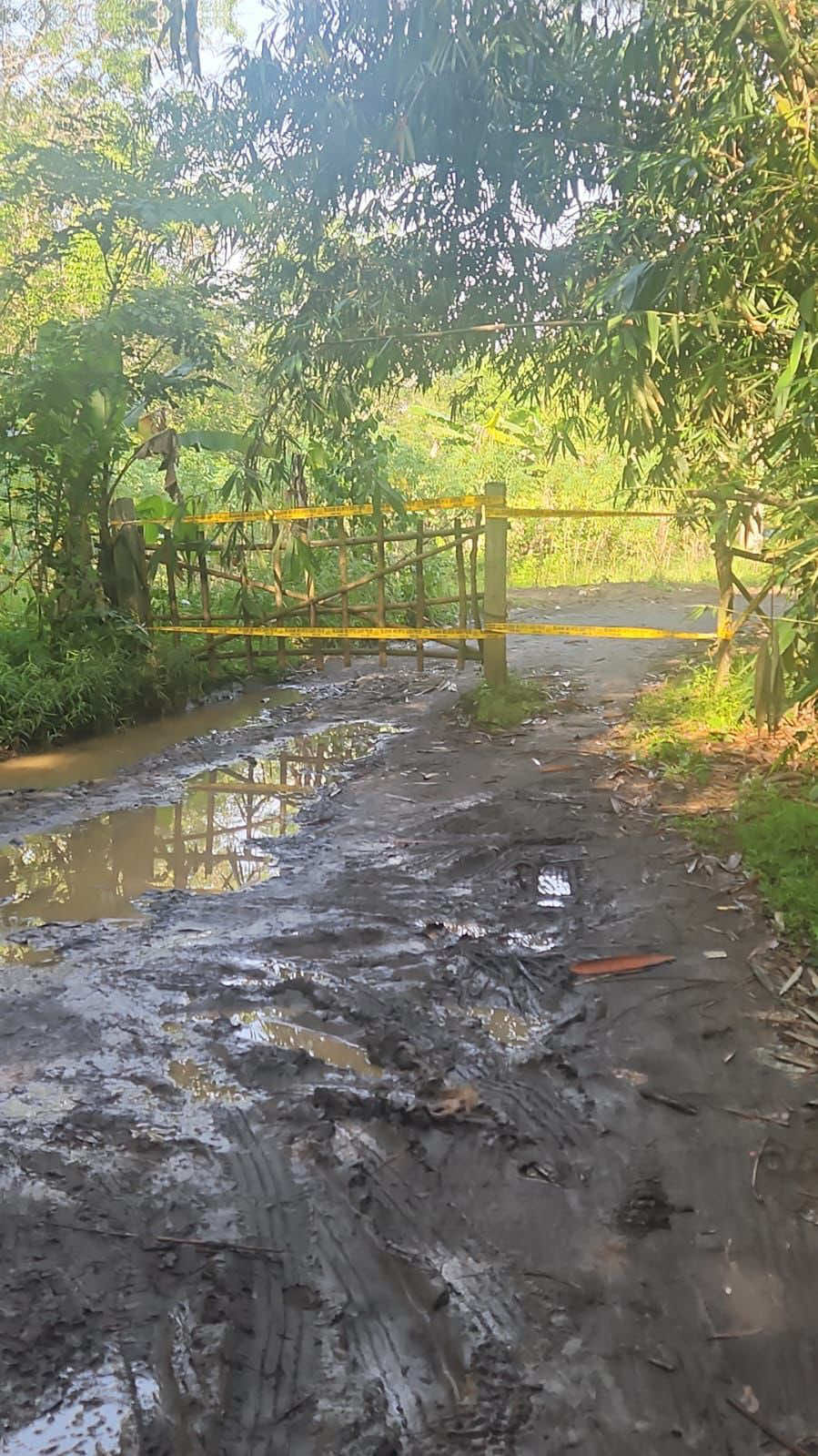 #Bogor  #Rumpin  #fypシ゚viral🖤tiktok  #fypシ゚  Operasi Ilegal Rumpin Ambruk! Police Line Terpasang, Akhir dari Segalanya? Rumpin, Kabupaten Bogor — Kegiatan ilegal penyuntikan gas terbesar di wilayah Jabodetabek yang selama ini seolah tak tersentuh hukum, akhirnya resmi dihentikan dan dipasangi police line. Lokasi yang disebut-sebut sebagai salah satu pusat aktivitas ilegal terbesar itu kini tidak lagi beroperasi. Tapi muncul pertanyaan besar: Apakah penutupan ini hanya sementara? Atau ini bakal jadi penutupan permanen? Menurut kalian gimana? Yang setuju aktivitas penyuntikan gas di Rumpin ditutup selamanya, silakan tulis pendapat kalian di kolom komentar!