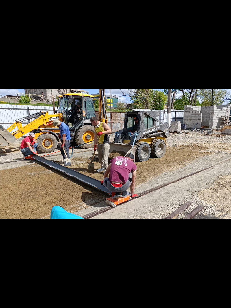 Займаємось покриттям бруківкою під важкий транспорт до 60ти тон. В арсеналі маємо важку спец.техніку:грейдер-планувальник,каток,екскаватор,самосвал й інші потужні машини для швидкого будівництва та надійного покриття.Виходимо на найкращі заводи в Україні з вигідними умовами співпраці а також безпосередньо включаючи вихід на найдешевші ціни за сипучі матеріали. Працюємо по будь-якій формі розрахунку. Будуй з BrukBud #тротуарнаплитка #кривеозеромиколаївськаобл #первомайск #миколаївськаобласть 