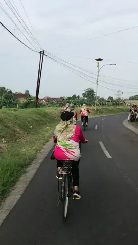 Minggu morning sepedaan bareng momi momi SOW🚲 #ontel #sunday #bismillah