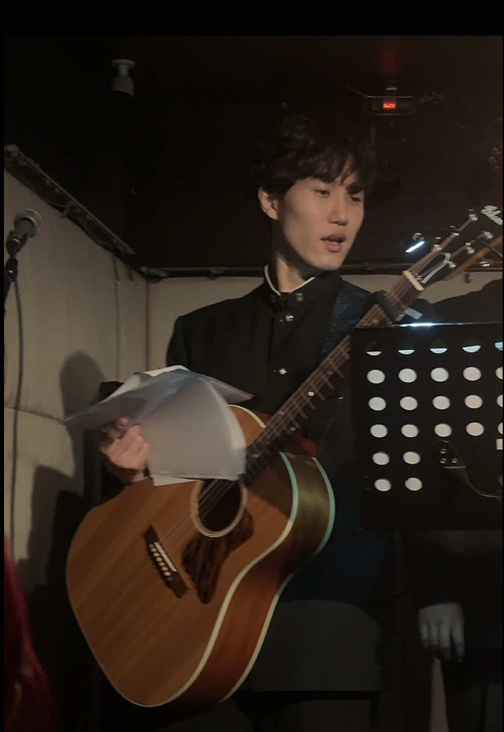 ポールのソロからはじまる愛唄🎵💕 ライブができるのはサンタモニカのおかげ(byヤスさん) マイムもカホンをﾎﾟｺﾎﾟｺしてます👈🏻 5人みんな忙しい時期だったのに感謝です＞ᵕ＜⭐️ #ナイチンゲールダンス #ヤス #ヤスマロティン #サンタモニカ #ポール