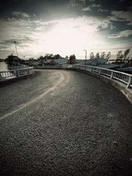 世界上最远的距离，不是生与死，而是我站在你面前，你却不知道我爱你。 Khoảng cách xa nhất trên thế giới không phải là sinh ly tử biệt, mà là khi em đứng trước anh, nhưng anh không biết rằng em yêu anh.