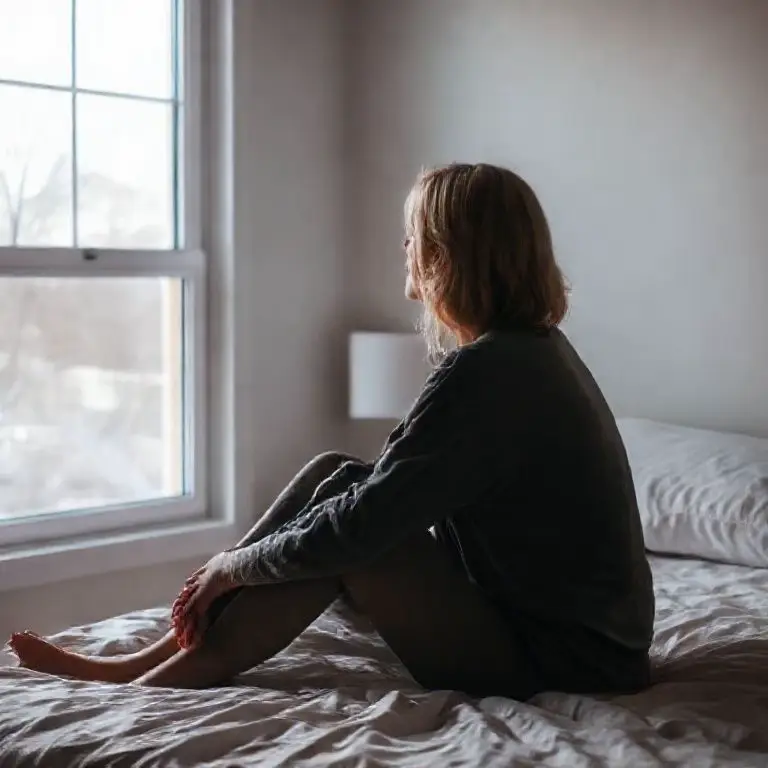 🌅 เช้า — เริ่มวันเบาๆ ด้วยใจที่ยังอยู่ 	•	ดื่มน้ำหนึ่งแก้ว 💧 “เติมพลังให้ร่างกายและหัวใจ” 	•	ขอบคุณตัวเองหนึ่งอย่าง 🙏 “ยังอยู่ตรงนี้…แปลว่าเรายังไม่ยอมแพ้” 	•	ขยับตัวเบาๆ 🚶 “ขยับนิดเดียวก็เก่งแล้ว” ⸻ 🌞 กลางวัน — เติมแรงให้ใจกลางวัน 	•	กินข้าวตรงเวลา 🍚 “ใจอิ่มเมื่อท้องอิ่ม” 	•	พักสายตา/พักสมอง 5 นาที 🌤 “หลับตา สูดลมหายใจ แล้วเริ่มใหม่” 	•	ทักคนที่ไว้ใจ 💬 “บางครั้งคำว่า ‘เหนื่อยจัง’ ก็ช่วยให้เบาลง” ⸻ 🌇 เย็น — ปล่อยเรื่องทั้งวันให้ไหลผ่าน 	•	มองท้องฟ้าสักนิด 🌈 “ให้หัวใจได้เห็นแสงอีกครั้ง” 	•	เขียนสิ่งดีๆ ที่ทำได้วันนี้ 📝 “ไม่ต้องใหญ่ แค่จริงใจกับตัวเองก็พอ” ⸻ 🌙 ก่อนนอน — ปล่อยใจพัก 	•	ปิดมือถือก่อนนอน 30 นาที 📵 “โลกจะรอได้ แต่ใจเราต้องพักก่อน” 	•	หายใจลึกๆ 5 ครั้ง 🌬 “ลมหายใจคือเพื่อนที่อยู่ใกล้ที่สุด” 	•	เขียนสิ่งเล็กๆ ที่ทำให้ยิ้มได้ 😊 “เพราะรอยยิ้มคือแสงไฟในใจเรา” 	•	พูดกับตัวเองเบาๆ 💖 “วันนี้เราทำดีที่สุดแล้วจริงๆ” #ฉันมีมไม่ฮาแต่พาใจฟื้น  #มีมไม่ฮาแต่พาใจฟื้น  #บทความ  #สตอรี่ความรู้สึก 