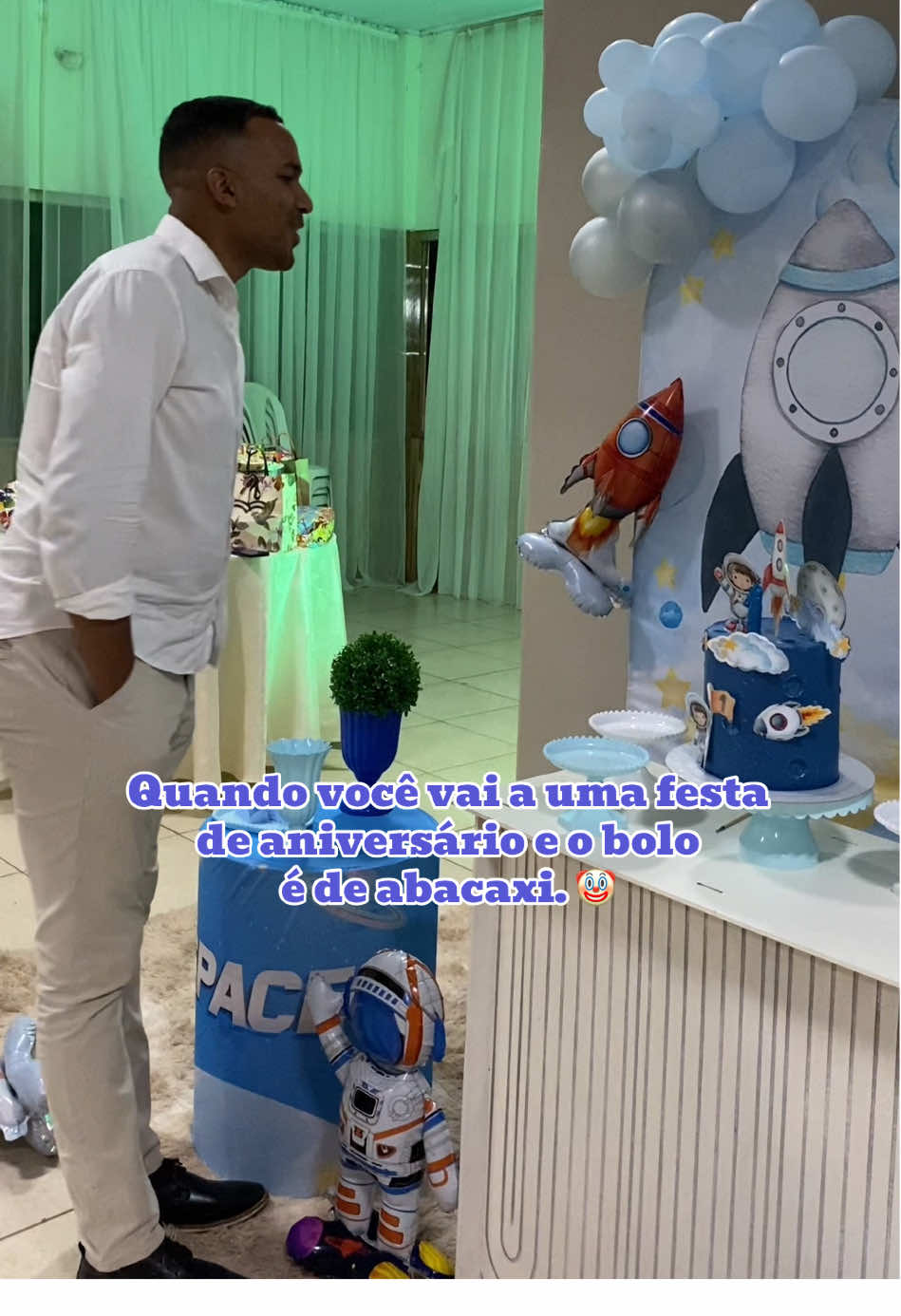 Quem gosta de bolo de abacaxi, crianças? #cake #bolo #humor @thayane mendes 