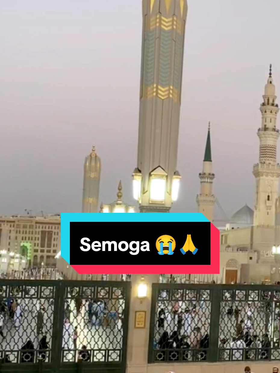 “Ya Allah, jika sudah waktunya… mudahkan jalan kami menuju Ka'bah dan makam Rasul-Mu.” #oleholehhaji #airzamzam #kurma #mekkah 