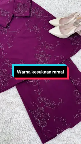 Cantiknya baju kurung warna ni bersulam macamni!!😍❤️ kalau pakai baju ni time raya nanti mesti cantik!  New design ni akan release harini tau akak sayang jam 6 petang✨ 23/11/2025 #TikTokShopFesyen #dmimifashion #raya2026 #plussizefashion #bajukurung