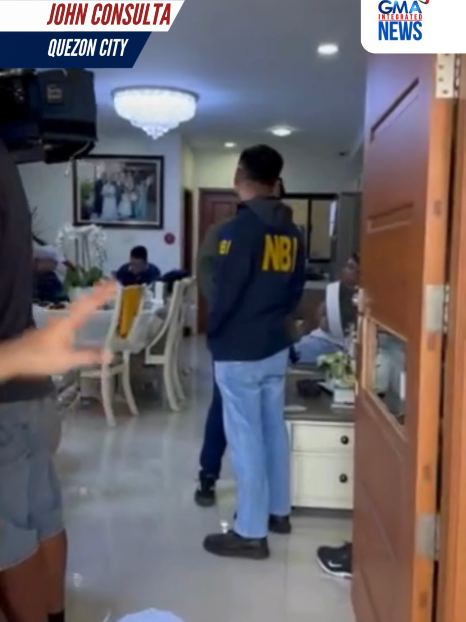 BREAKING: Engineer Dennis Abagon ng DPWH MIMAROPA na kabilang sa mga inisyuhan ng warrant of arrest ng Sandiganbayan kaugnay sa reklamong malversation of public funds, arestado ng NBI sa isang bahay sa Quezon City. | via John Consulta/GMA Integrated News #GMAIntegratedNews