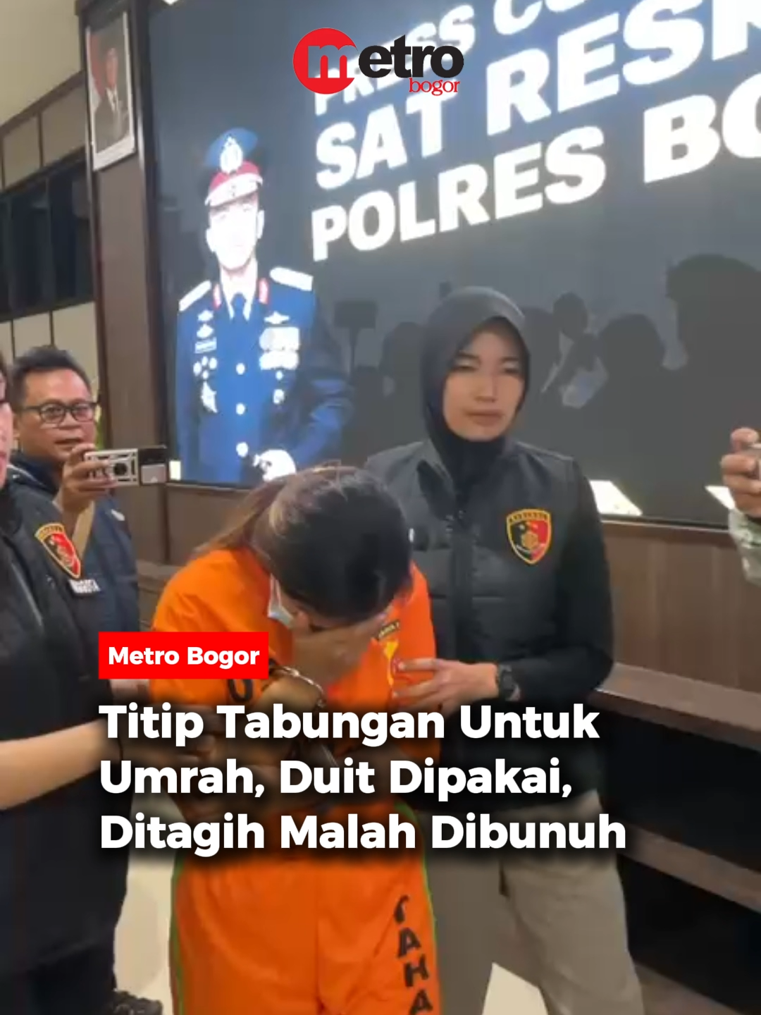 Seorang wanita paruh baya berinisial N (59) ditemukan tewas di kawasan Cisarua, Puncak, Kabupaten Bogor.  Korban yang sehari-hari berjualan di sebuah sekolah itu diduga dibunuh oleh NAF (32), seorang ibu rumah tangga yang juga bekerja di lingkungan sekolah yang sama. Peristiwa tragis ini berawal dari persoalan tabungan.  Selama hampir dua tahun, korban mempercayakan tabungannya kepada pelaku dengan nominal harian Rp50 ribu hingga Rp100 ribu, hingga terkumpul sekitar Rp12,4 juta.  Uang tersebut rencananya akan digunakan korban untuk berangkat Umrah. Namun, pelaku ternyata memakai uang tersebut untuk kebutuhan pribadi karena desakan ekonomi.  Saat korban menagih dan meminta uangnya dikembalikan, terjadi cekcok yang berujung pada tindakan kekerasan hingga menewaskan korban. Polisi telah menangkap pelaku dan menjeratnya dengan Pasal 365 ayat 3, Pasal 338, dan/atau Pasal 351 ayat 3 terkait pencurian, penganiayaan berat, atau pembunuhan. 🎥: Kiriman #metrobogor #bacametrobogor #titiptabunganumroh #duitdipakai #aksipembunuhan