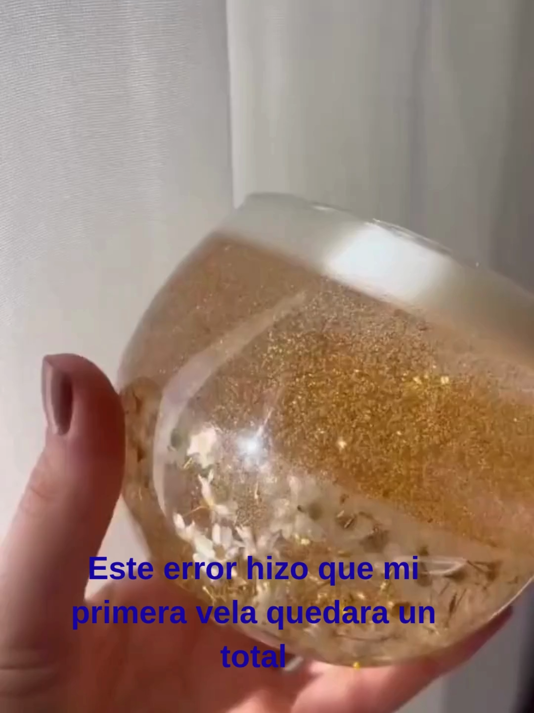 ¿Tu primera vela también salió hundida, con túnel o llena de burbujas? 😅 Tranquila, a todas nos pasó. Hoy te cuento el error más común que arruina las primeras velas y cómo evitarlo para que te queden lisitas, brillantes y perfectas ✨🕯️ Comenta QUIERO y te mando la guía para que hagas velas hermosas desde casa y sin errores 💛 #velasartesanales #velasdecorativas #velasaromaticas #emprendedesdecasa #negociopropio
