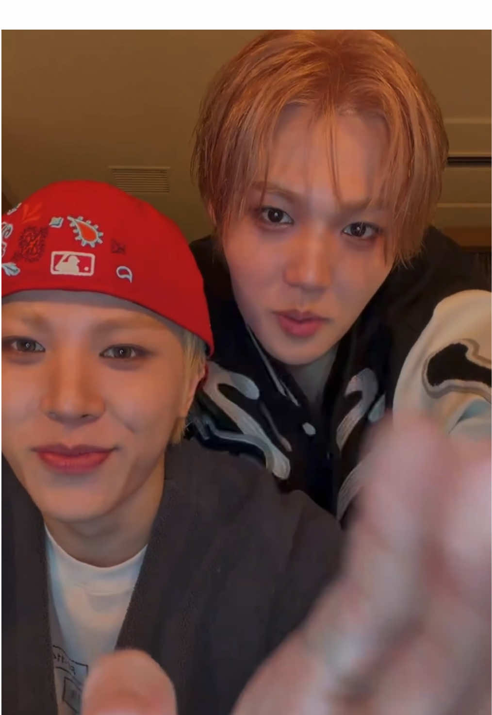 ทำไมพี่ๆอีก8คนเข้าใกล้ได้อ่ะ พอเป็นพี่โดยองทำไมถึงเสียอาการหนักขนาดนี้ จองฮวานดูเกร็งๆนะครับ จบไลฬ์น้องโดยองงอนแน่ๆส่วนจองฮวานง้อ วันนี้มีคนง้อพี่บนเวทีแน่ๆ อันนี้ไม่รับความเห็นต่าง55 #junghwan #doyoung #hwando #treasure @yg_treasure_official 