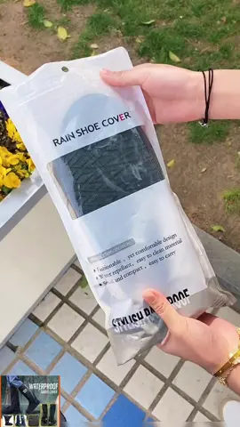 Kasut dah tak basah lepas pakai shoes cover ni geng. Murah jee #shoescover #coverkasut #basah #useful #foryoupage #fyp 