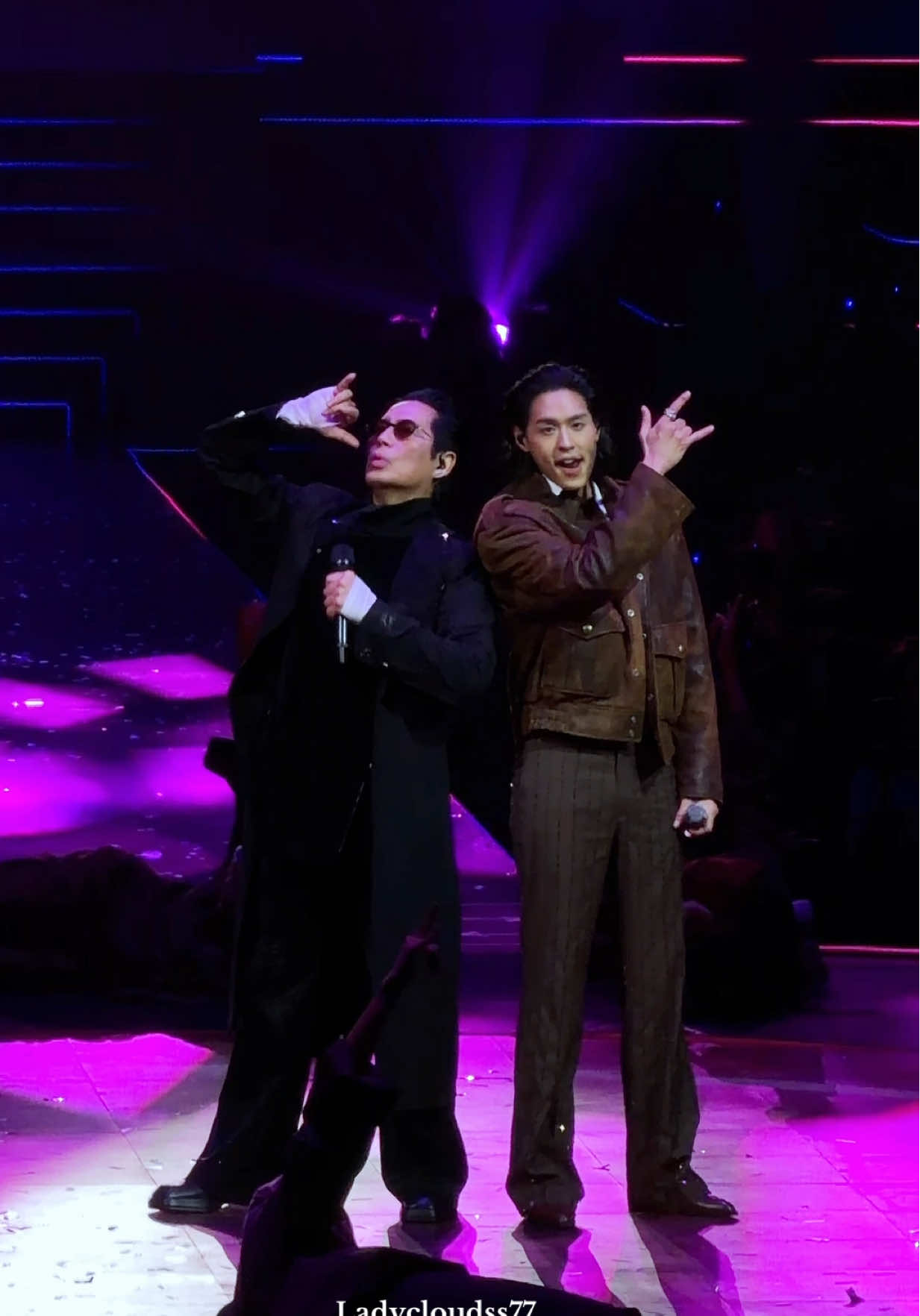 จากเด็กชายตัวเล็กๆ ที่ยืนถ่ายรูปควงแขนกับพี่เบิร์ดในวันนั้น ได้มายืนเคียงข้างพี่เบิร์ดแล้วในวันนี้❤️ #birdfanfest20xx #แฟนจ๋ามาเสิร์ฟแล้วจ้ะ #bbillkin #บิวกิ้น #เบิร์ดธงไชย 