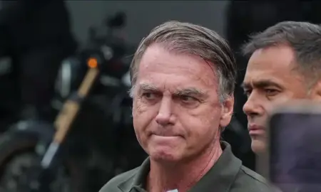 Bolsonaro é preso preventivamente por ordem do STF Rio de Janeiro – O ex-presidente Jair Bolsonaro foi preso na manhã deste sábado (22) pela Polícia Federal, em cumprimento a um mandado de prisão preventiva expedido pelo Supremo Tribunal Federal (STF).  A decisão do ministro Alexandre de Moraes ocorre após a convocação de uma vigília de orações pelo senador Flávio Bolsonaro (PL), nas proximidades da residência onde Jair Bolsonaro cumpria prisão domiciliar desde 4 de agosto.  Segundo Moraes, a mobilização dos apoiadores poderia causar tumulto e até facilitar “eventual tentativa de fuga” do ex-presidente.  Além disso, há registro de tentativa de violar a tornozeleira eletrônica usada por Bolsonaro.  Na decisão, Moraes também estipula que uma audiência de custódia será realizada por videoconferência no domingo (23), na Superintendência Regional da Polícia Federal em Brasília.  Ele ainda determina atendimento médico em tempo integral ao ex-presidente.  Quanto às visitas, Moraes estabelece que todas deverão ser autorizadas previamente pelo STF, exceto as de advogados e da equipe médica que já o acompanha.  Na sexta-feira (21), a defesa de Bolsonaro havia solicitado a prisão domiciliar humanitária, alegando que ele sofre de doenças permanentes e requer acompanhamento médico intenso.  No entanto, Moraes rejeitou o pedido e considerou prejudicados os argumentos apresentados.  Bolsonaro foi condenado a 27 anos e três meses de prisão na ação penal conhecida como Núcleo 1 da “trama golpista”. As penas podem passar a ser executadas nas próximas semanas.  --- Fontes: Agência Brasil, STF, Polícia Federal