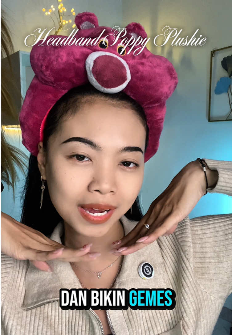 Mau kembaran sama kak ikke jenner ? Checkout “Headband Poppy Plushie Lotso” ini sayang super gemes dan gausa salfok, mending langsung checkout aja buat daily look di rumah sayang 😍❤️👇🏻  #hairaccessories #bandana #metime #skincare #headband 