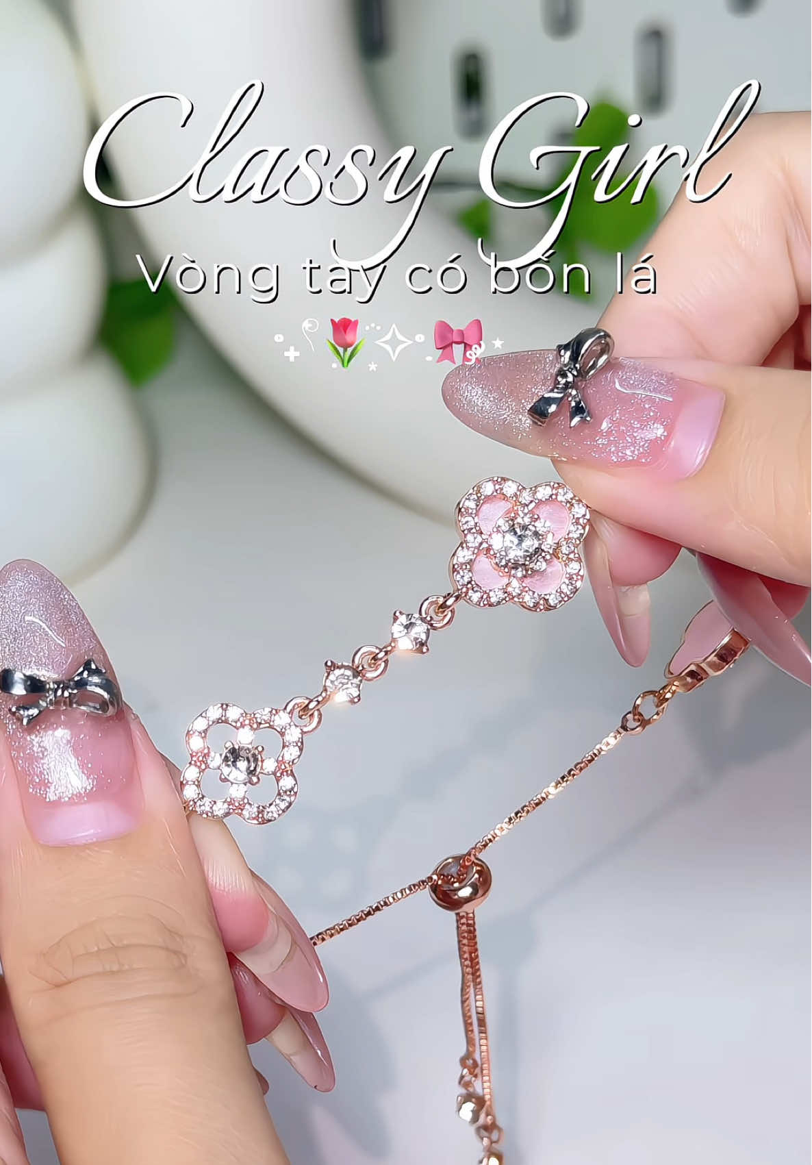 Vòng tay cỏ 4 lá tặng crush sẽ rung rinh ngay đó #vongtay #trangsuc #quatangbangai #vongtaynu #tangnguoiyeu 