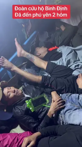 Đội cứu hộ bà con 4 ngày nay tuy mệt một chúc nhưng ko sao  Nhìn thấy bà con được  quay lại cuộc sống bình yên , trong lòng thấy vui lắm rồi#lulutmientrung #phuyen #binhdinh 