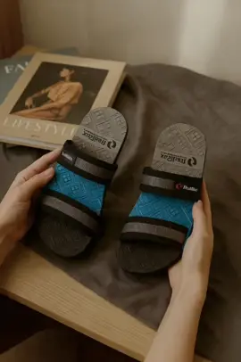 Desain warnanya modern dan fresh—pas banget buat kamu yang pengen tampil simple tapi tetap keren. Cocok dipakai jalan santai, nongkrong, aktivitas harian, sampai dipakai ke tempat kerja yang casual. #redroxoriginal #sandalredrox #sandalcowokeren #sandalpriaterbaru #sandalkeren 