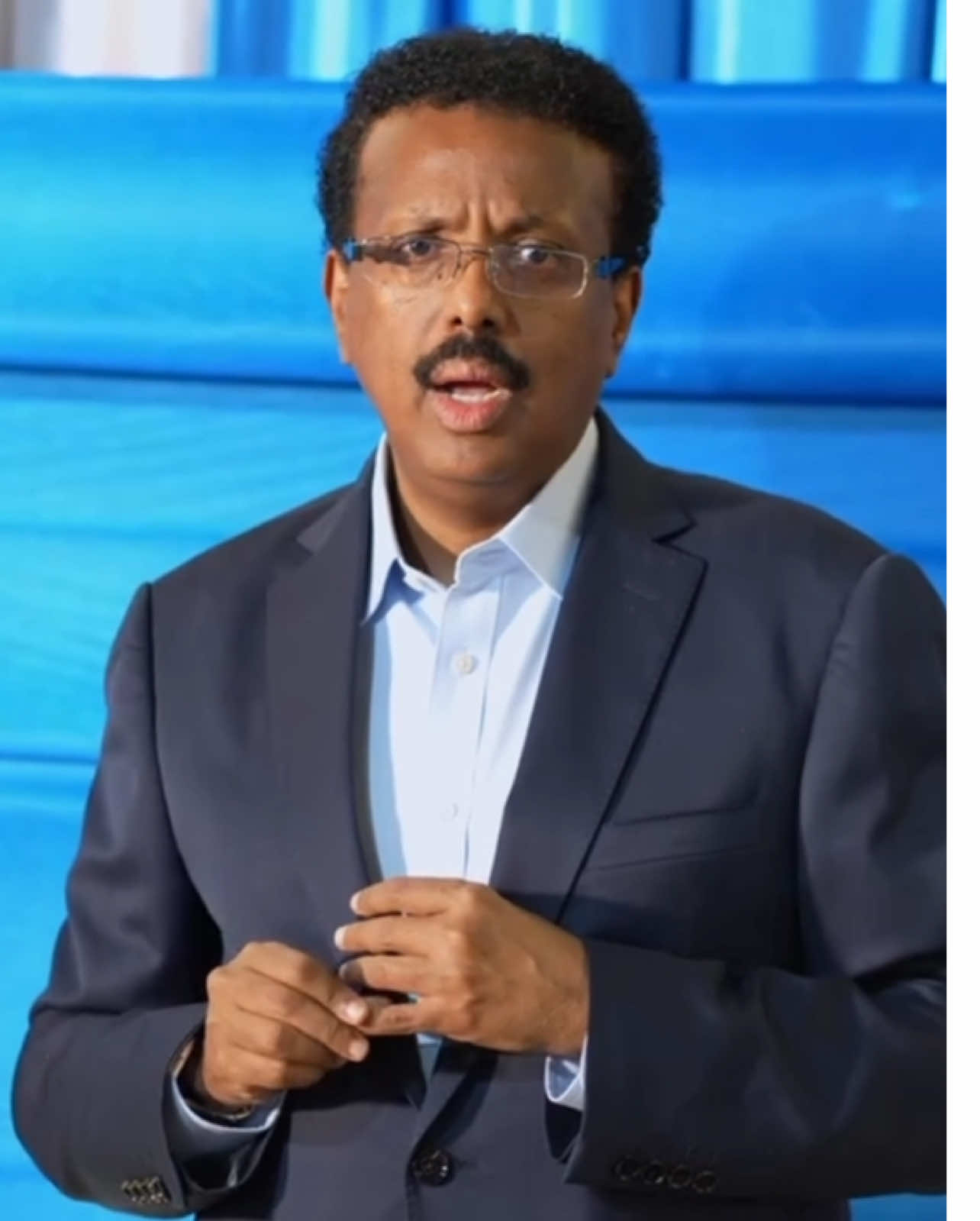 “Waxaan ogaaday in uu dalku xaalad cakiran ku jiro, dadka Soomaaliyeed qaarkood halmar ayey wax cunaan haday nasiib leeyihiin”. Madaxweynihii hore Maxamed Cabdullaahi Farmaajo oo caawa Qeylo dhaan afka furtay. #tiktokindia #somalia #somalitiktok #Somalia #ILASOCO 