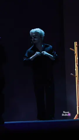 Bà nào hôm trước đòi thay áo, xé áo trên sân khấu, ẻm chiều các bà luôn nè. Cở rồi thay ngay đúng đoạn 