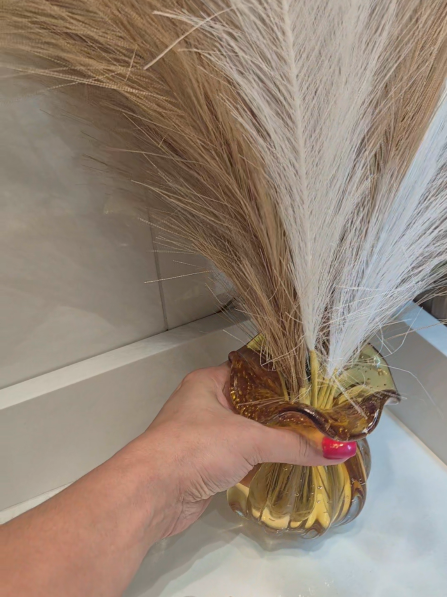 Vaso trouxinha: o charme que transforma qualquer cantinho da casa! 🌿✨ Com design delicado e formato que lembra uma pequena trouxinha, ele traz um toque artesanal e elegante para salas, quartos, banheiros ou até a varanda. Combina com flores naturais, artificiais ou folhagens e deixa a decoração muito mais aconchegante e estilosa. Perfeito para quem ama detalhes que fazem diferença! #vasotrouxinha #decoração #decorlovers #casaestilosa #plantas 