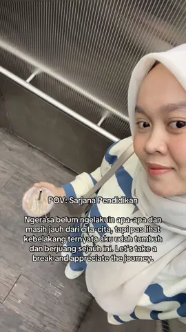 Masih ngerasa belum bisa wujudin cita-cita, tapi ketika lihat kebelakang aku sudah seberusaha ini untuk bertumbuh kok, so let's take a break and appreciate the journey ✨  #fyp #fypシ゚ #sarjanapendidikan #budakcorporate #switchcareer 