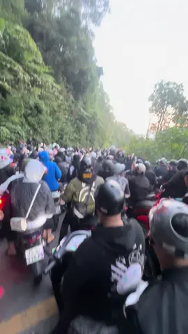 Ba vì nay đông quá đợi hơn tiếng mới đc về#vison05232 #xuhuongtiktok 