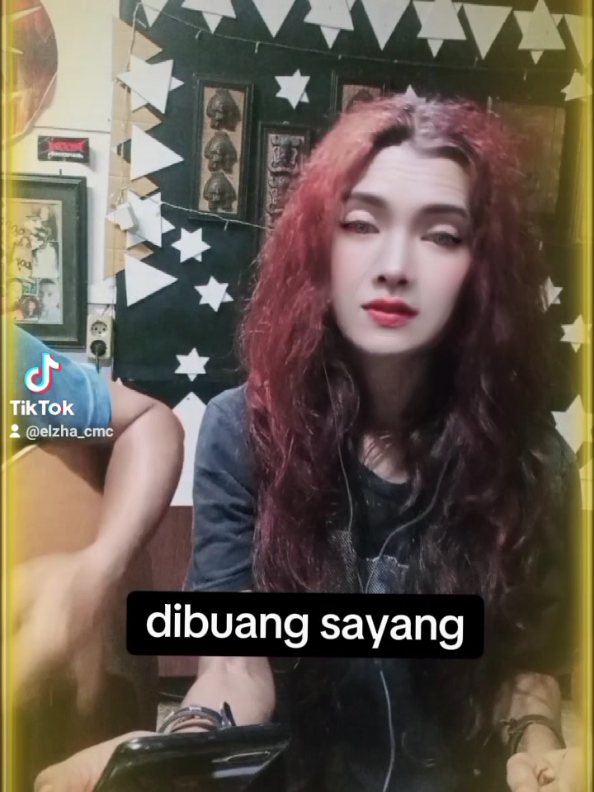 latepost niii...😅🤣dr neng Elzha🙈🙈🙈yg katenye dibuang sayang...biar Kate ini lagu salah Mulu bawa'annye😅⛹️⛹️⛹️#latihandirumah #hiburan #tiktokseru #coversong #VoiceEffects 
