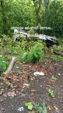 laka tunggal bus di arak2 Bondowoso 