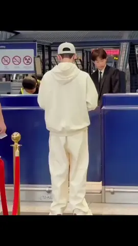 Bây giờ thì anh có sự tự do, còn chúng em thì ko thể có anh. Chúng em biết phải làm sao để thoát ra được nổi buồn này cơ chứ. Biển trời mênh mông biết tìm anh nơi đâu#vumonglung🍋🍋 #alanyu #xinjiang #ngườitôithíchđượcnhiềungườiyêumến 