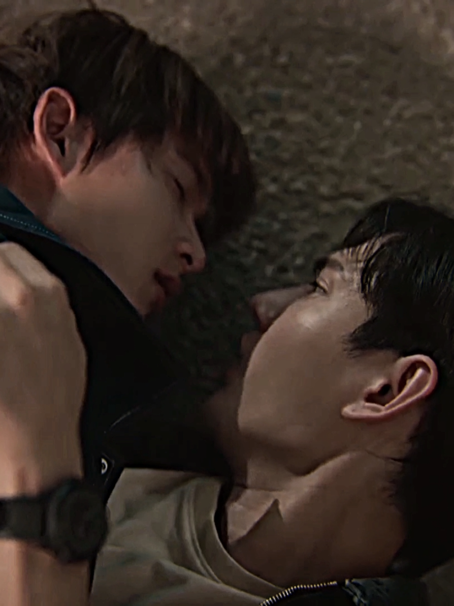 The way Thup instantly knew Singha was in danger and didn’t hesitate to shield him with his own body… #สิงสาลาตายEP4 #goddessblessyoufromdeath #poohpavel #ppoohkt #pavelphoom 