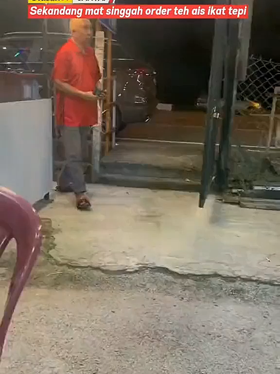 Pak cik baju merah nampak macam risau nak kena sondol jer 🤣. 📽 nikamiraa. #beritaditiktok #trendingnewsmalaysia #fyp