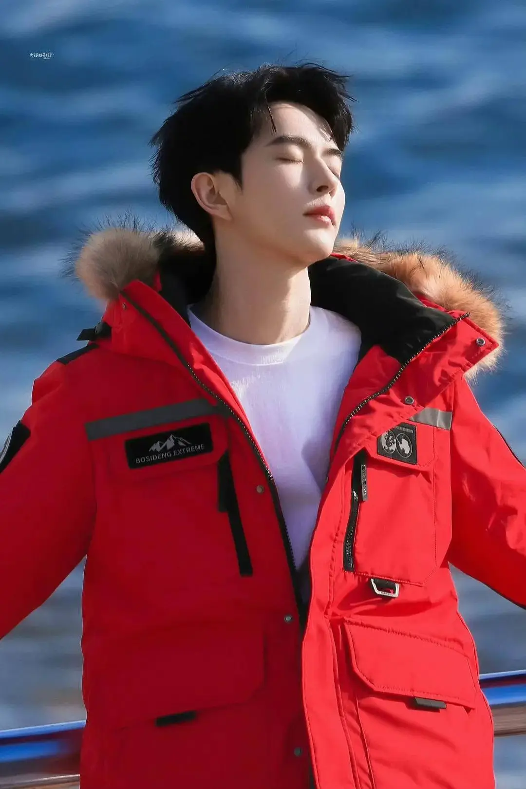 Lung nhi mặc áo khoác đỏ này rất đẹp, anh chụp rất nhiều bộ ảnh với áo khoác đỏ này. Đây là cái áo sang xịn nhất anh mặc, nhãn hàng đã tặng anh 1 cái nhưng sau đó đã bị thằng quản lý lấy đi. Thương anh. Mình rất thích những bộ ảnh anh chụp hòa mình với thiên nhiên, vì nhìn anh khi ấy tĩnh lặng, thoải mái.  Ngày thứ 74.... #Alanyu #YuMengLong #于朦胧 #YUMENGLONG #JusticeForYumenglong