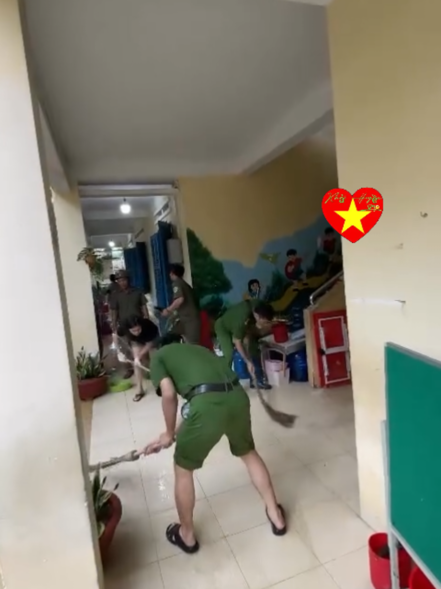 Công an Phường Bắc Nha Trang hỗ trợ các Trường học dọn dẹp, vệ sinh và cấp phát thực phẩm cứu trợ cho bà con vùng lũ. Sáng nay Chủ Nhật, Công an phường Băcx Nha Trang đã huy động  tối đa cán bộ chiến sĩ cùng lực lượng an ninh trật tự cơ sở tổ chức hỗ trợ các trường học mầm non, tiểu học và trung học cơ sở trên địa bàn tổ chức dọn dẹp vệ sinh các lớp học, sân trường để chuẩn bị cho ngày mai các trường có thể tổ chức giảng dạy lại bình thường. Sau lũ, lượng bùn đất rất nhiều khiến việc dọn dẹp dọn dẹp, vệ sinh rất vất vả, khó khăn. Cùng với đó, việc đóng gói, vận chuyển và cấp phất hàng hóa nhu yếu phẩm thiết yếu hỗ trợ kịp thời cho bà con nhân dân vùng bị lũ lụt cũng đang được CAP tổ chức khẩn  trương👮👮🇻🇳🇻🇳#mưa #lũlụt #congannhandanvietnam👮‍♀️ #khanhhoa #nhatrang 