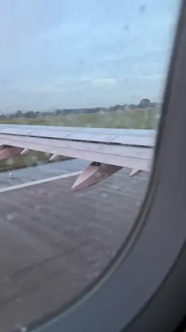 Chỉ còn mình ngồi nhìn mây trắng🖤