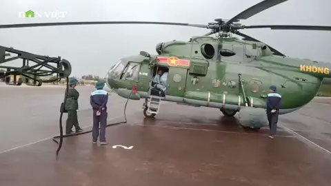 Hàng trăm người dân Đắk Lắk nhận hàng cứu trợ lũ lụt từ trực thăng quân sự #danviet #tiktoknews #onhaxemtin 