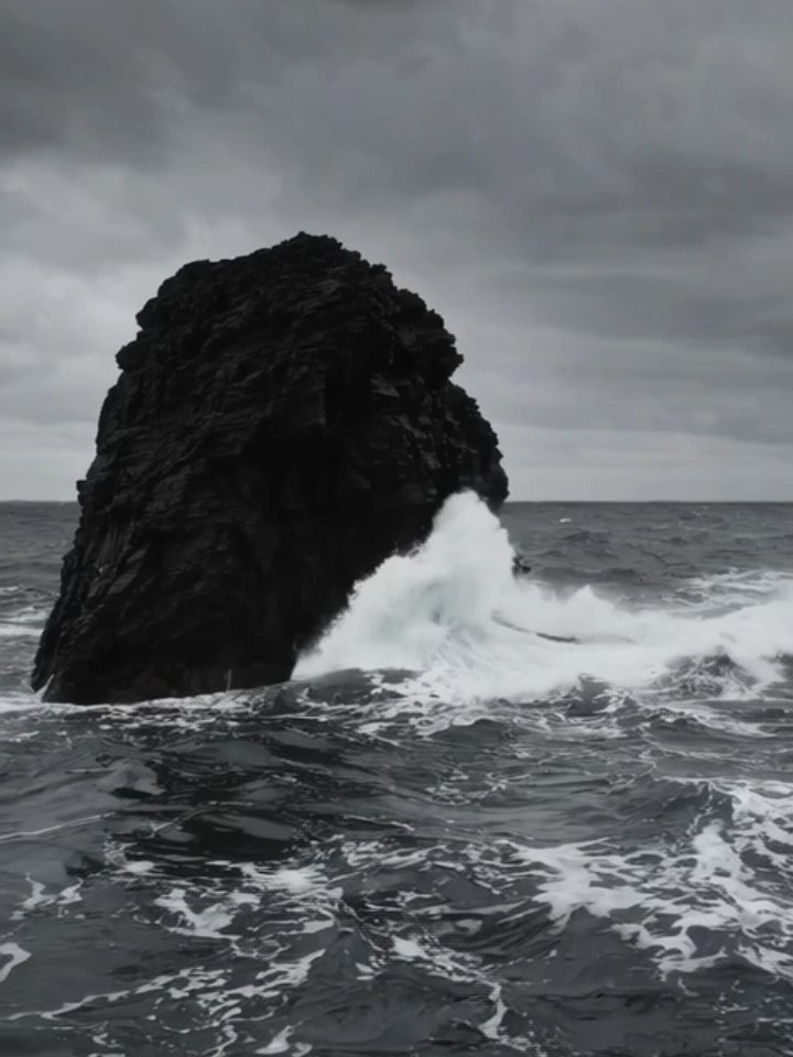 A Rocha Inabalável Você é a rocha. O mundo é o oceano. 🌊 **Marco Aurélio** nos convida a construir nossa **Cidadela Interior** — um refúgio mental onde os eventos externos não têm poder sobre nossa paz. A dor é inevitável, mas o sofrimento é opcional. O sofrimento nasce do julgamento que fazemos da dor. Mantenha seu centro firme. ➡️ **SALVE** este post para lembrar da sua força interior. ➡️ **COMENTE** com a palavra 