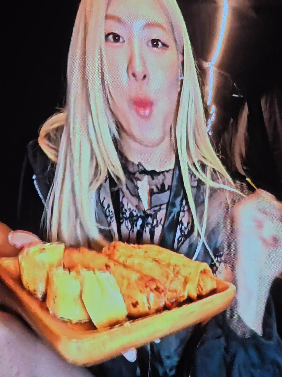 Rosé eating turon !! #ROSÉ #blackpink #deadlineworldtour #deadlineworldtourbulacan 