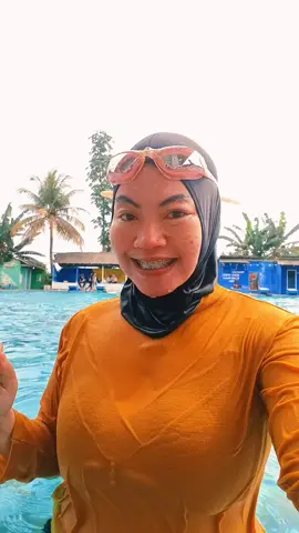 pesona di usia 41 tahun.. cinta renang.. Alhamdulillah seger nya mendung2 nyemplung.. kenikmatan yang hakiki.. 😍😍#mamakkeceh😎 