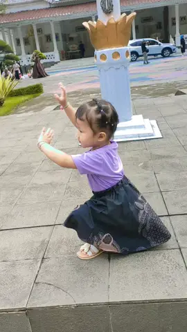 sandal imut yang di pake khalisa ada di keranjang 😍yuk samaan 🤍 #masyaallahtabarakkallah #jaipongan_sunda #fypシ゚ 