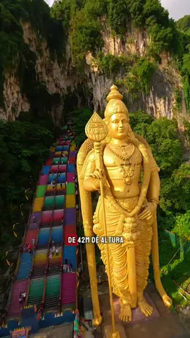 Las Batu Caves en Malasia son uno de los templos más impresionantes del mundo. Con 272 escalones coloridos, una cueva de más de 400 millones de años y la estatua hindú más alta fuera de la India, este lugar es un verdadero tesoro espiritual y turístico. #batucaves #hindu #india 