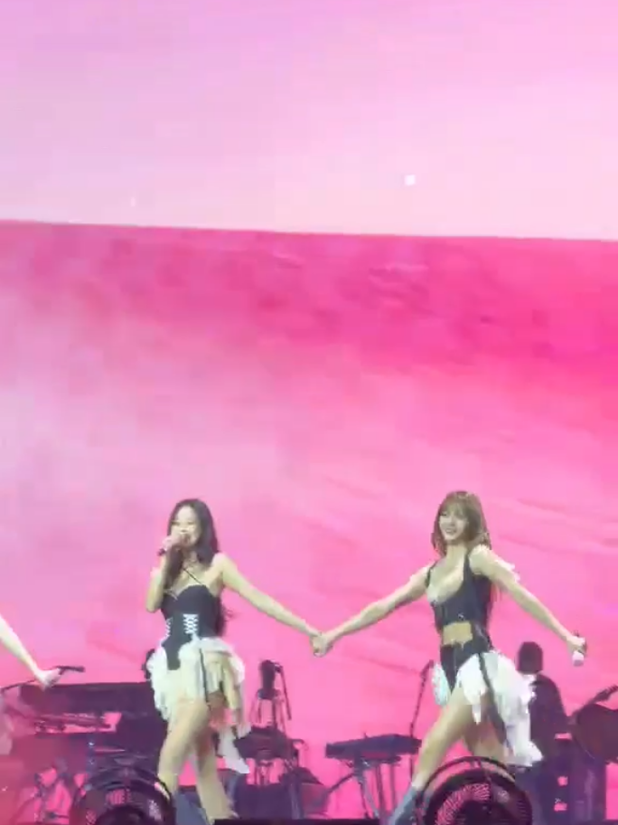 Lovesick girls! Watch Jenlisa haha  