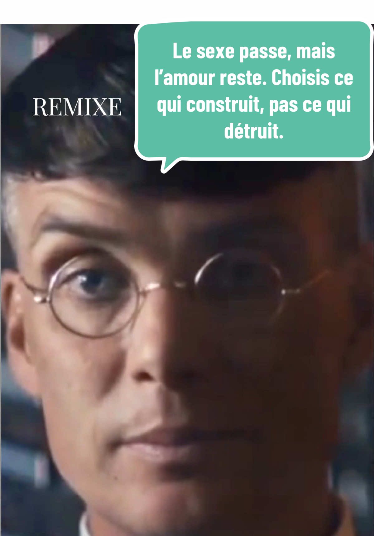 Le sexe n’est pas l’amour. Beaucoup se trompent, beaucoup confondent plaisir et sentiments, corps et cœur. Le vrai amour ne se mesure pas à ce qui se passe dans un lit, mais à ce qui se passe quand tout va mal. L’amour, c’est la patience, le respect, la loyauté, la capacité de rester quand la vie devient lourde. Le sexe peut tromper ton esprit pendant quelques minutes, mais l’amour construit ton âme pour des années. Le sexe attire le corps, l’amour attire le cœur. Le sexe peut durer un instant, l’amour se prouve dans le temps. Alors arrête de courir derrière ce qui brûle vite, et commence à chercher ce qui reste, ce qui élève, ce qui te rend meilleur. L’amour, le vrai, c’est ce qui te pousse à devenir quelqu’un de solide, quelqu’un de vrai, quelqu’un qui grandit. Ne confonds plus la passion qui t’éteint avec l’amour qui te relève.