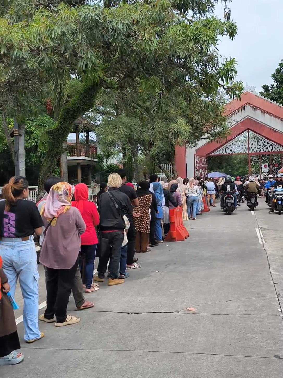 Makin panjang gaes. Minggu ini (23/11) warga Cianjur terpantau terus memadati kantor Pos untuk menerima program Bansos (BLT Kesra) dari Pemerintah. Program tersebut memberikan bantuan sebesar Rp 300.000 per bulan selama tiga bulan. Periode yang akan berjalan yakni Oktober, November, dan Desember. Secara keseluruhan, penerima akan mendapatkan dana bantuan sebesar Rp 900.000 dalam sekali pencairan. #cianjur 