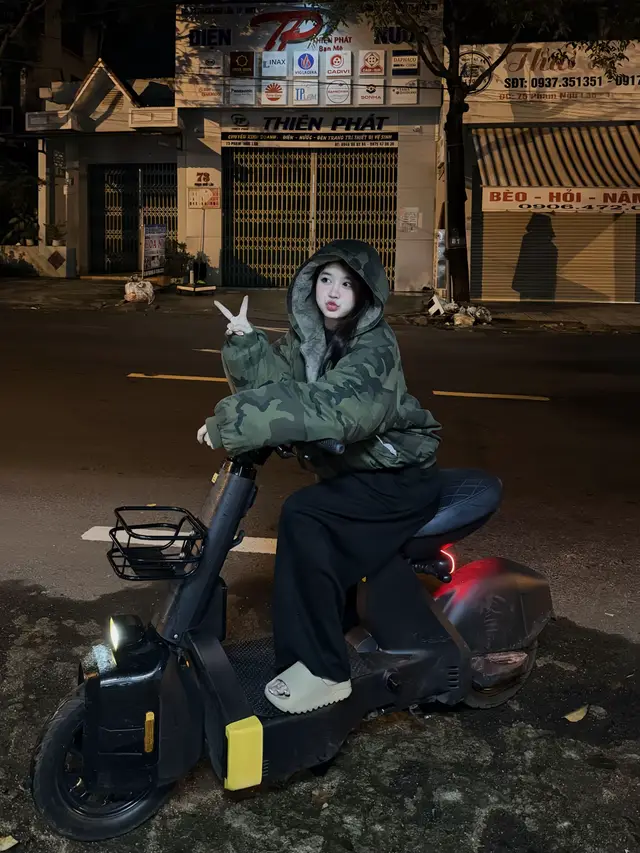 Trong tình yêu, mình luôn là người thiệt....thiệt lòng á chời :))))