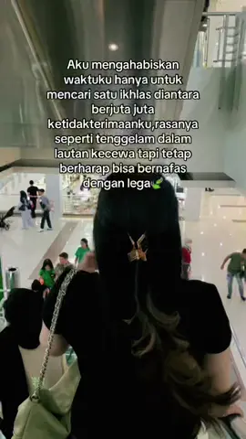 Saat dunia memberimu seribu beban untuk menyerah maka temukan satu alasan untuk terus melangkah✨✨#sadstory#storywa#fyp